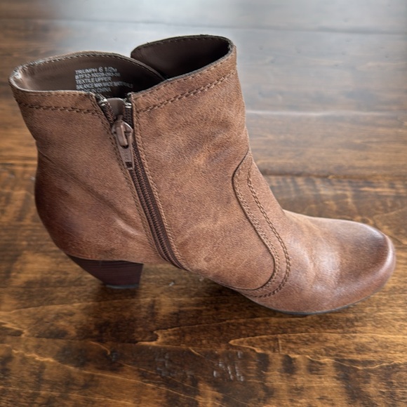 BareTraps Women's Mushroom Micro Triumph Ankle Boots Size 6.5 - Picture 4 of 7